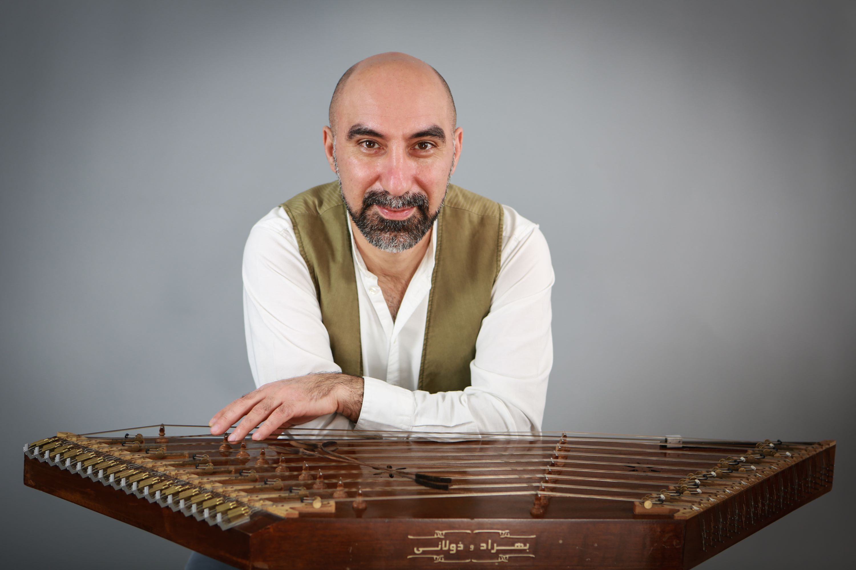 Kioomars Musayyebi Der Musiker mit seiner Santur